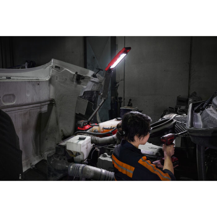 Milwaukee underbody lamp for heavy duty trucks m18™