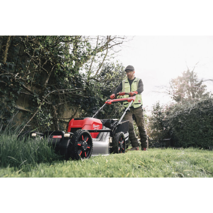 milwauke selbstfahrender rasenmäher 3-in-1 53 cm doppelter akku (2x18v) m18 fuel™ milwauke selbstfahrender rasenmäher 3-in-1 53 cm doppelter akku (2x18v) m18 fuel™