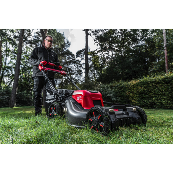 milwauke selbstfahrender rasenmäher 3-in-1 53 cm doppelter akku (2x18v) m18 fuel™ milwauke selbstfahrender rasenmäher 3-in-1 53 cm doppelter akku (2x18v) m18 fuel™
