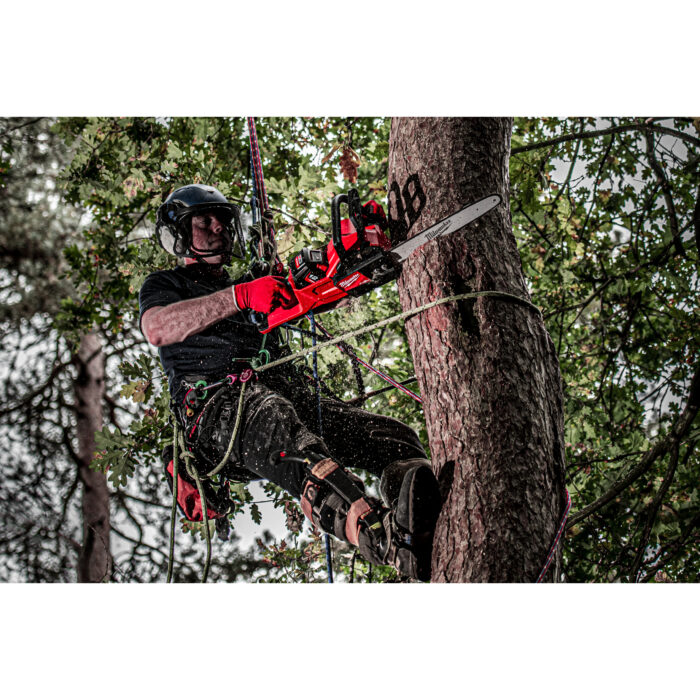 Milwaukee m18 fuel™ scie électrique avec barre de 40 cm. Milwaukee m18 fuel™ scie électrique avec barre de 40 cm.