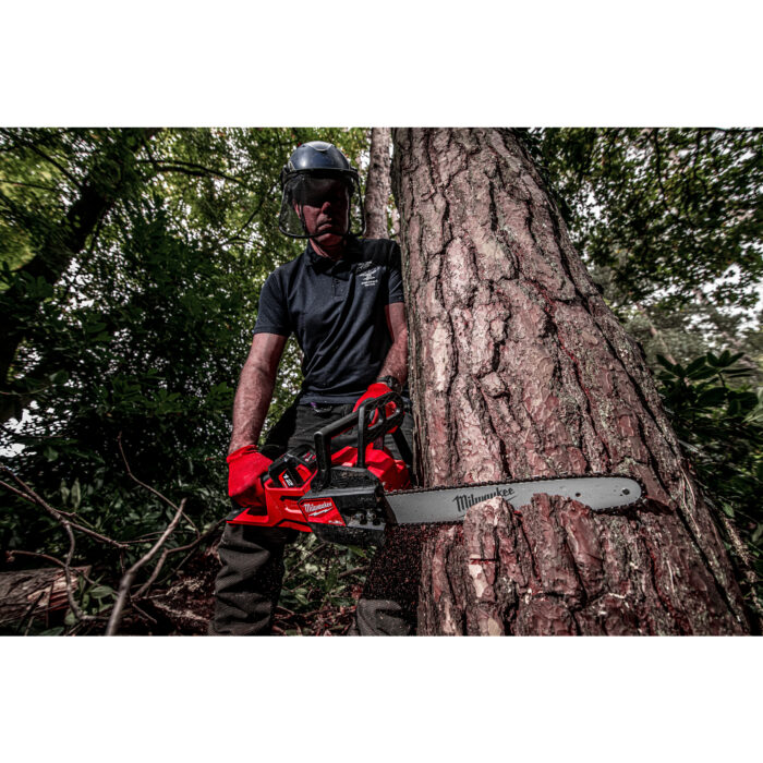Milwaukee m18 fuel™ scie électrique avec barre de 40 cm. Milwaukee m18 fuel™ scie électrique avec barre de 40 cm.
