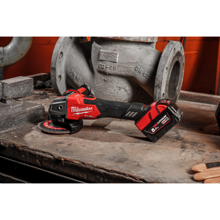 milwaukee smerigliatrice angolare 125 mm a velocità variabile con interruttore a slitta e freno m18 fuel™ milwaukee smerigliatrice angolare 125 mm a velocità variabile con interruttore a slitta e freno m18 fuel™