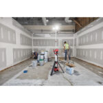 milwauke torre faro led multidirezionale con treppiede m18™ 6.000 lumen e caricabatterie batteria/corrente