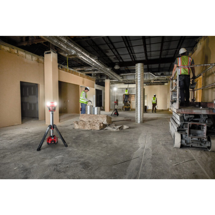 milwauke torre faro led multidirezionale con treppiede m18™ 6.000 lumen e caricabatterie batteria/corrente