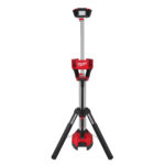 milwauke torre faro led multidirezionale con treppiede m18™ 6.000 lumen e caricabatterie batteria/corrente