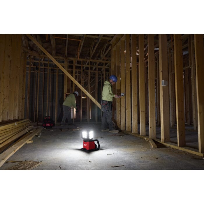 milwaukee faro led da cantiere m18™ con 3 teste multidirezionali batteria/corrente