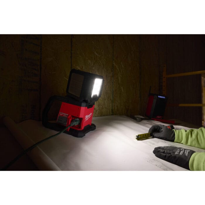milwaukee faro led da cantiere m18™ con 3 teste multidirezionali batteria/corrente