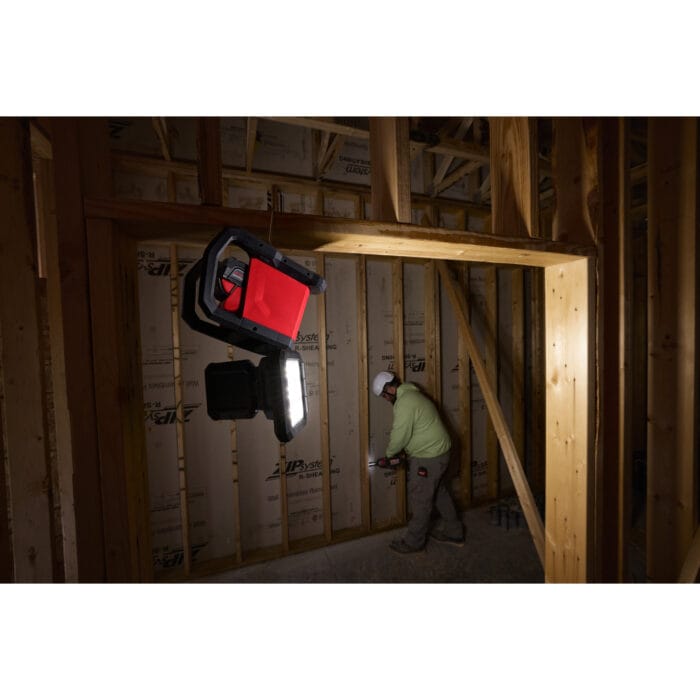 milwaukee faro led da cantiere m18™ con 3 teste multidirezionali batteria/corrente