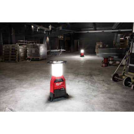 milwauke lanterna led da terra m18™ one key™ e caricabatterie batteria/corrente