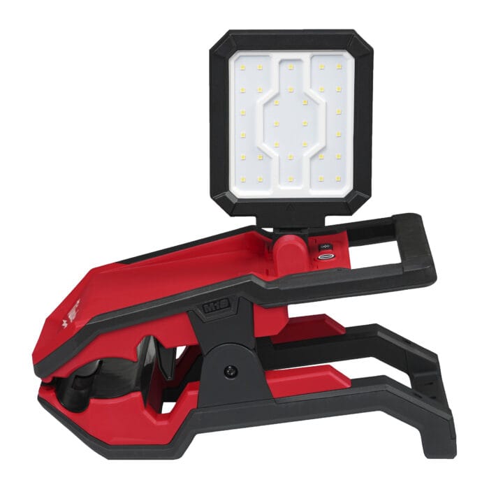 Spot à led Milwaukee m18™ avec tête directionnelle idéal pour les échafaudages.