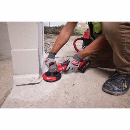 milwaukee connessione completamente senza utensili alle smerigliatrici m18™ da 115 e 125 mm (eccetto modelli con testa piatta e modelli di sicurezza a doppio interruttore), serie ag(v) 12 e agv 15. funzione anteriore scorrevole senza utensili per consentire l’accesso agli angoli e la lavorazione a filo dei bordi. la cuffia è compatibile con gli aspiratori milwaukee® di classe m grazie all’esclusivo adattatore con sistema “click” fornito con l’aspirapolvere