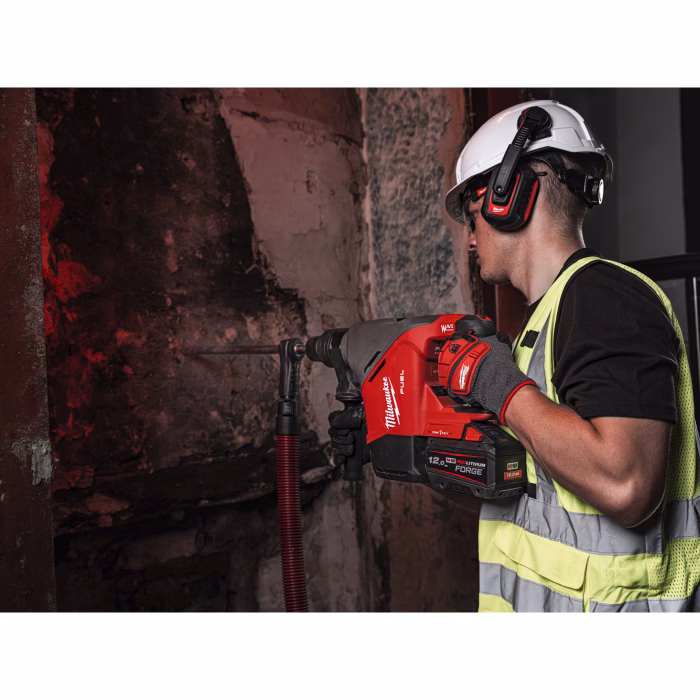 milwaukee martello demo perforatore sds max m18 fuel™ classe 5 kg 40 mm con one key™